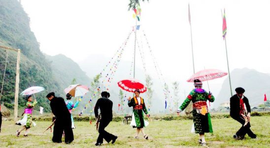 Tham gia vào các lễ hội mùa xuân của người Thái vùng Tây Bắc