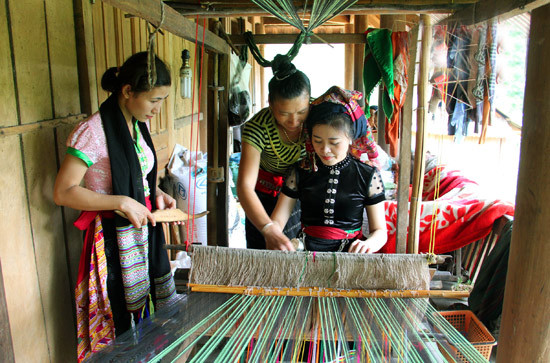 Cô gái Thái bên khung dệt vải tại Mường Đán – Làng Thái Cổ