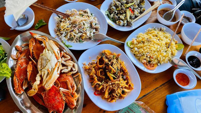 Các món ăn chế biến từ hải sản ở làng chài Rạch Vẹm