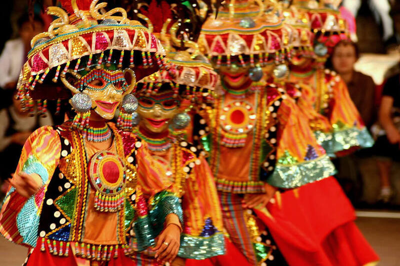 Những chiếc mặt nạ đầy màu sắc tại lễ hội múa mặt nạ Andong