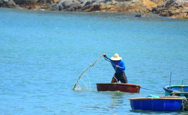 Hóa thân thành ngư dân đánh cá tại làng chài Nhơn Hả